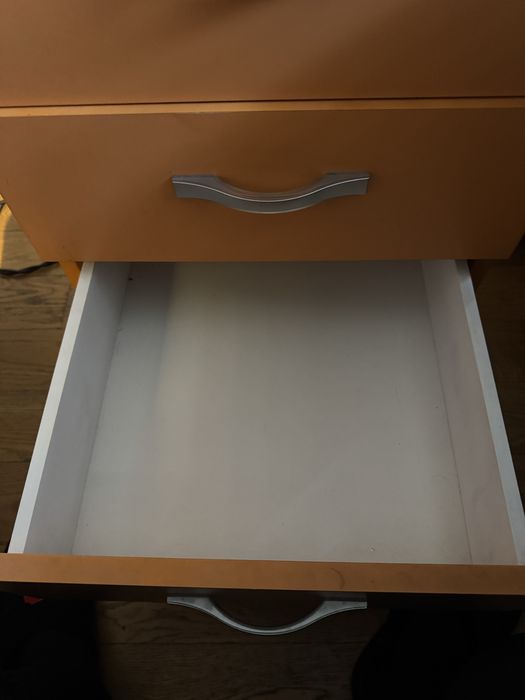 Скрин с 4 чекмеджета на колелца