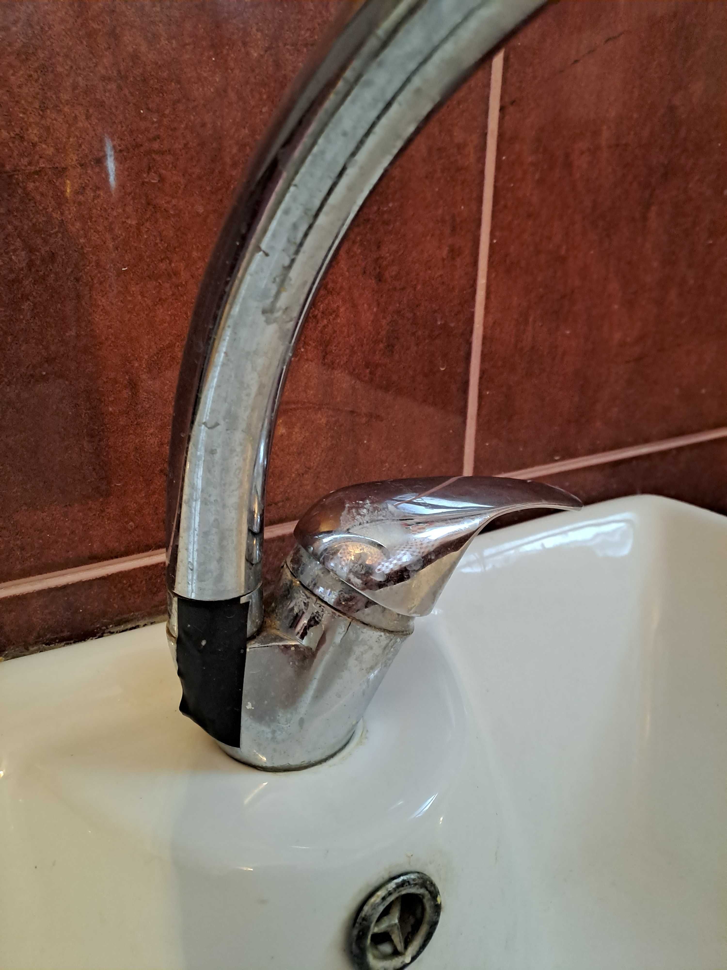 Стоящ смесител за мивка