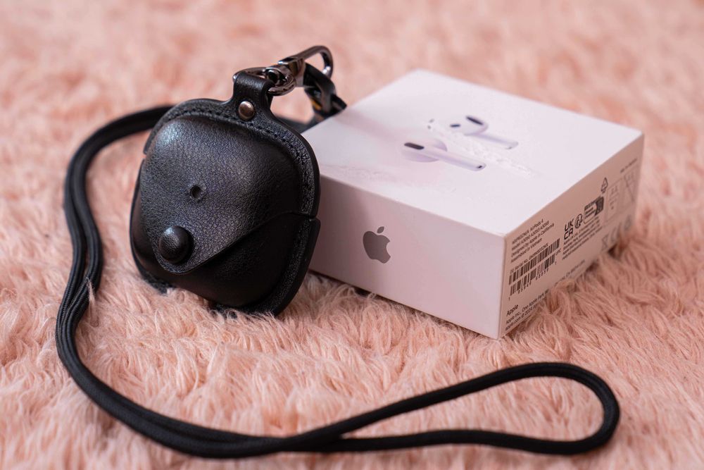 Apple Air Pods gen 4 - закупени на 11.10.2025 с 2 години гаранция