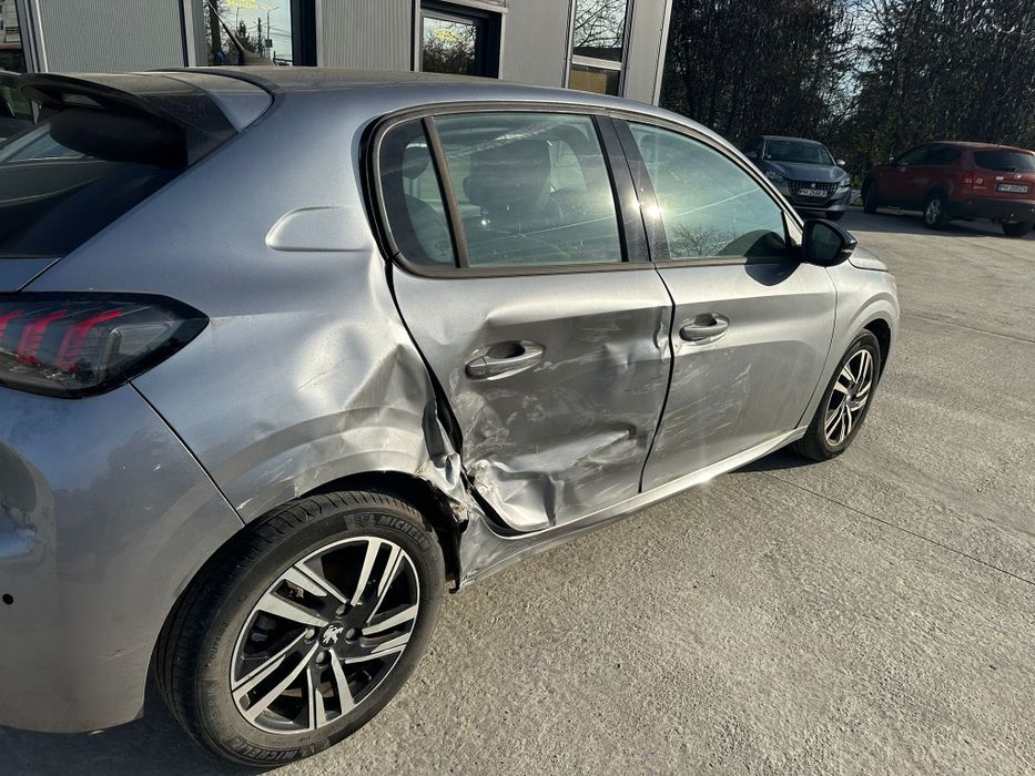 Peugeot 208 , puretech ,1,2 benzina turbo(Avariat)