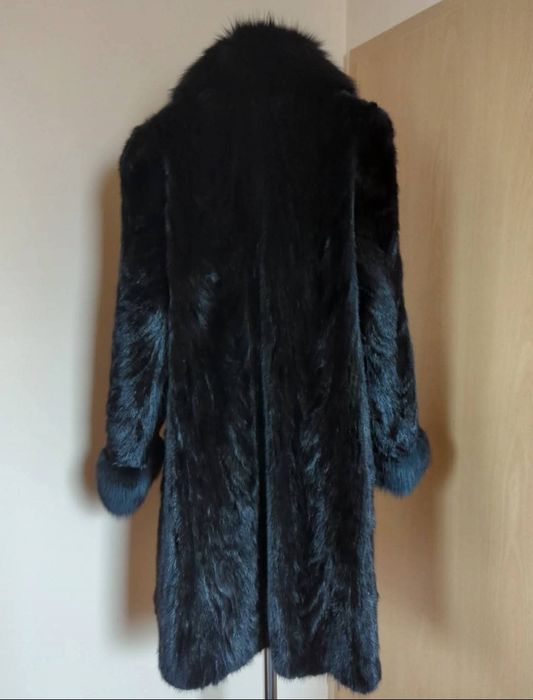 Haina noua blana naturala de nutrie cu guler si mansete de vulpe