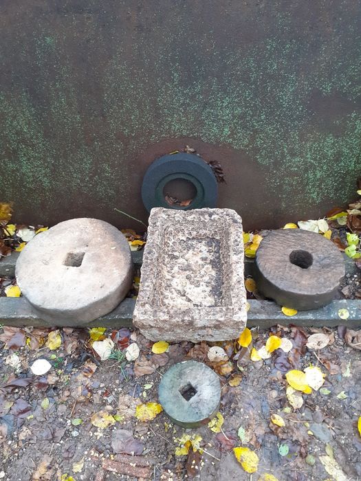 Каменни корита и каменни точила от дялан камък.