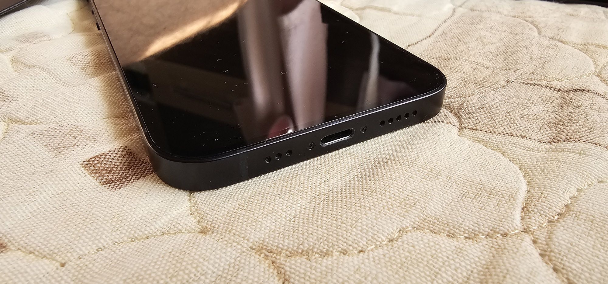 iPhone 12 64GB като нов в гаранция