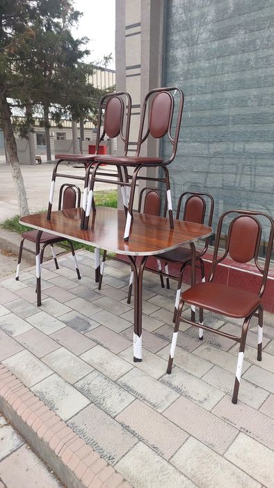 Кухунный стол стул