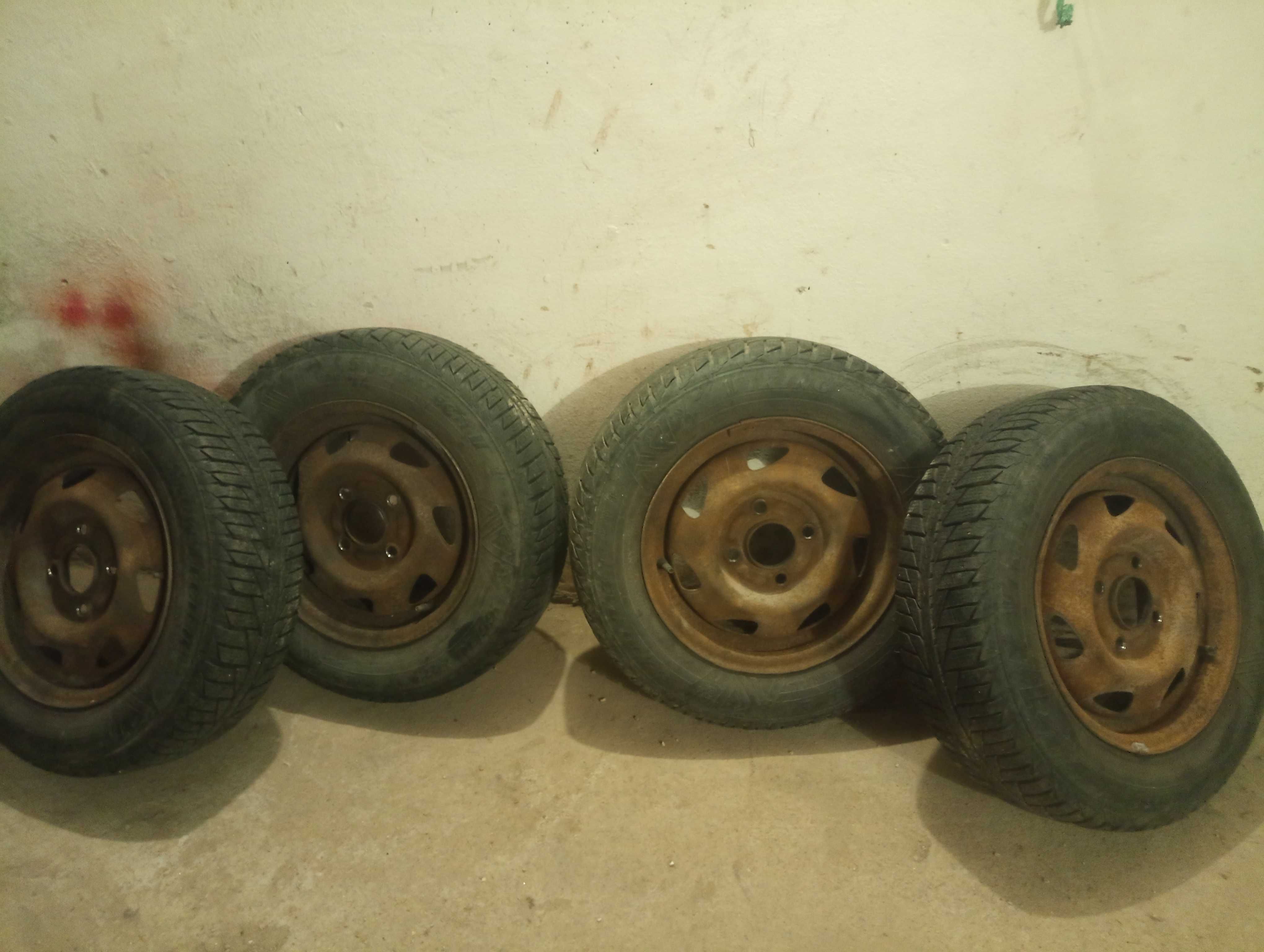 4 бр зимни гуми 165/70/13 VIKING SNOW TECH  с железни джанти и тасове