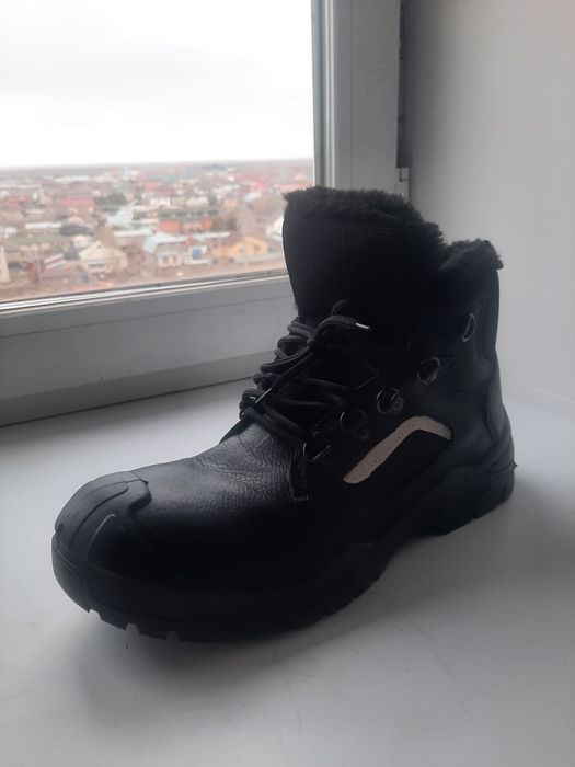 Продам спец обувь на меху размер 42