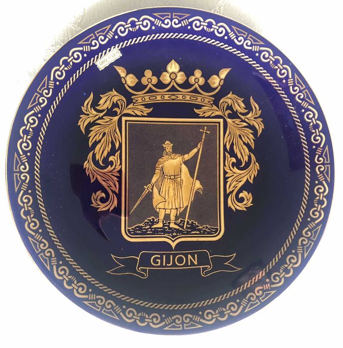 Порцеланови чинии син кобалт, декорирани със злато  Хихон и Прага нови