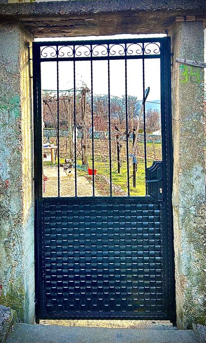 Врати ,огради и парапети от ковано желязо .