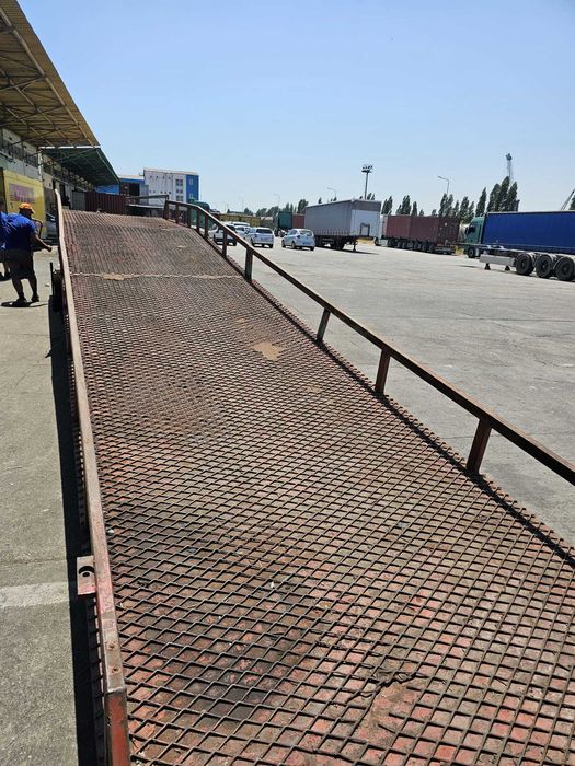 Rampa mobila pentru descarcare marfa containere / incarcare camioane