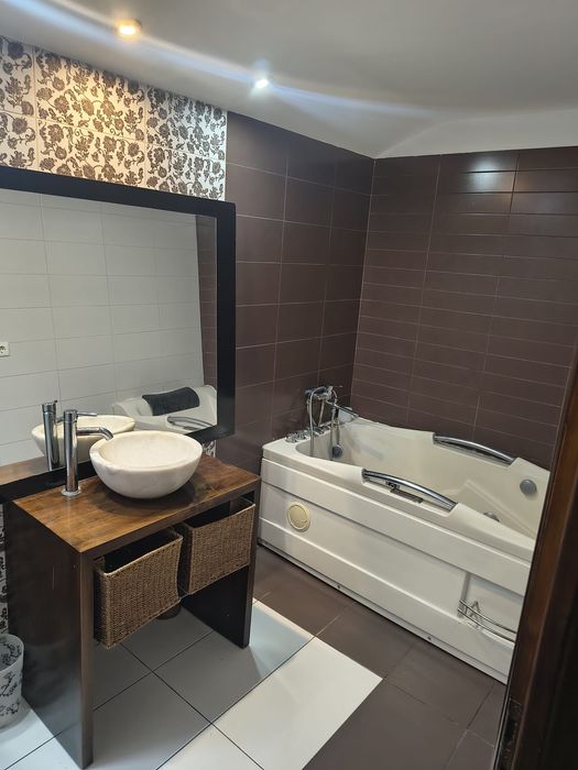Închiriez apartament cu 3 camere
