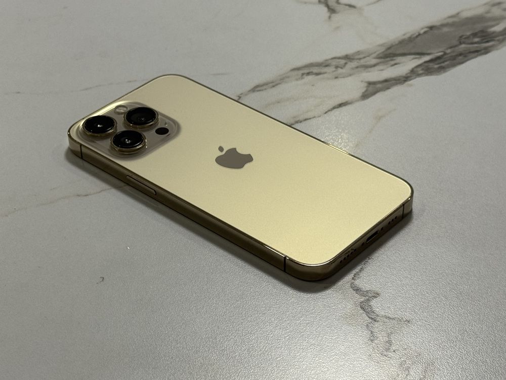 iPhone 13 Pro 256GB Gold с кейс и зарядно