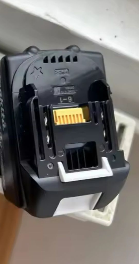 Baterii Makita Li Ion, 18 v.,5 si 6 Ah,cu Led indicator rosu