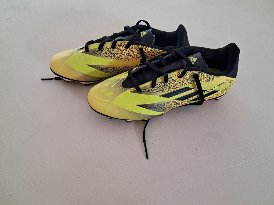 Pantofi de fotbal adidas modelul lui messi