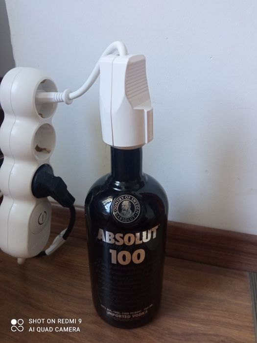 Vând lampă artizanală Vodka Absolut 100 , ideală pentru baruri !