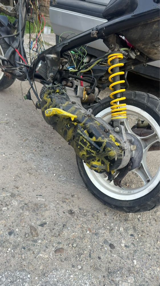 Продава се Yamaha Aerox 100 всичко се дава на части за повече инфо лс
