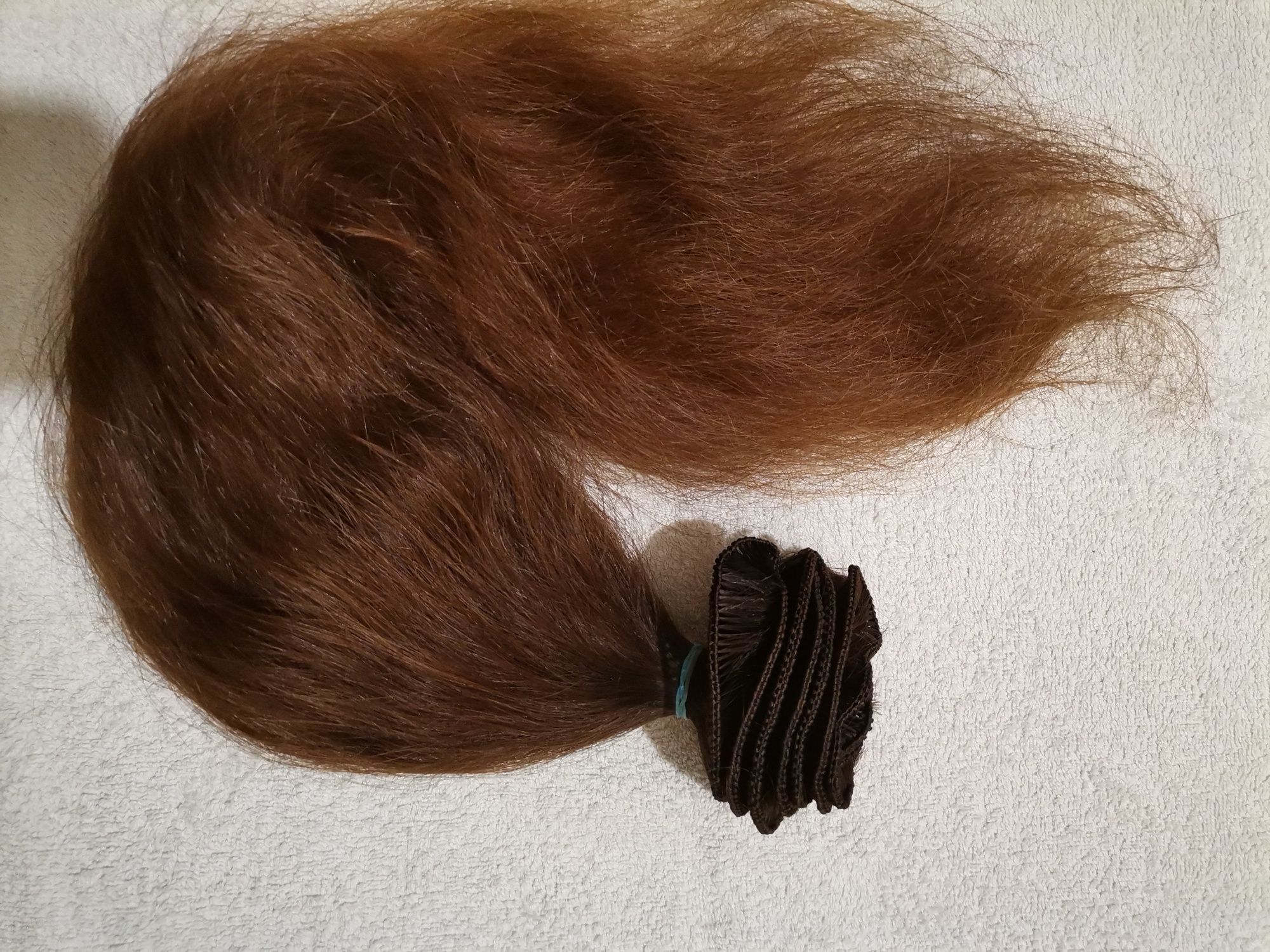 Ръчна изработка на треси редове кератинови кичури от естествена коса.