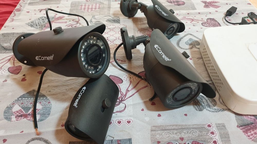 Комплект Камери за видеонаблюдение Comelit с DVR