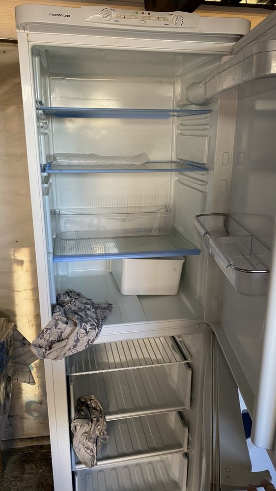 Холодильник INDEZIT 2-я компрессорами на запчасти