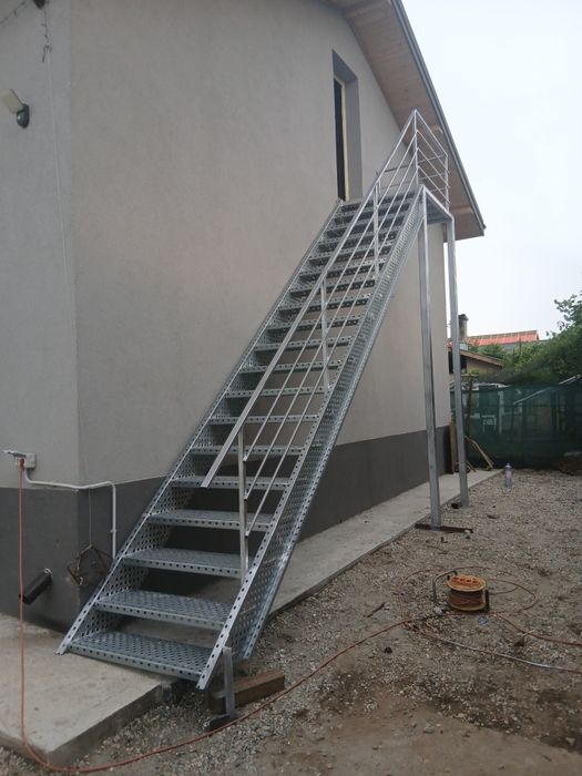 Vindem scări zincate