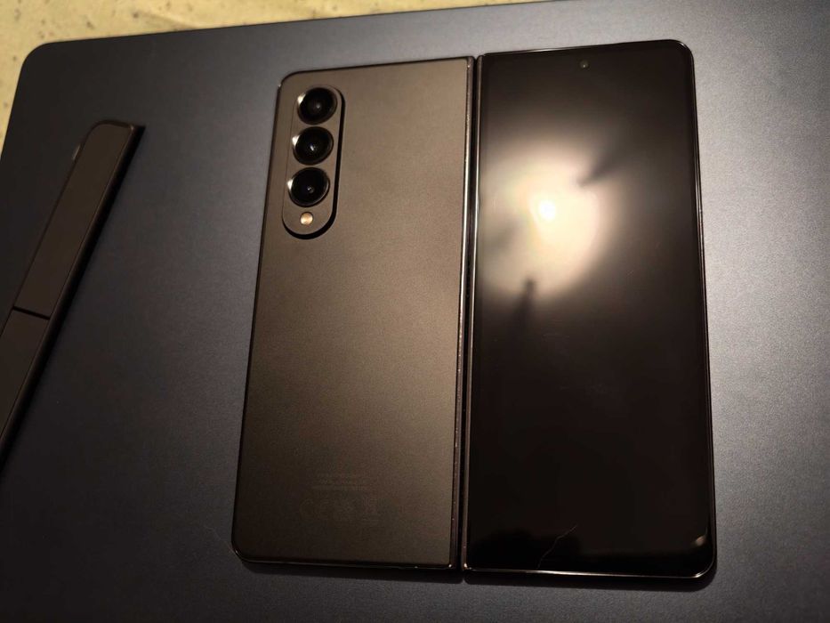 Samsung Galaxy Z Fold4 - без вътрешен екран - комплект с s-pen / калъф