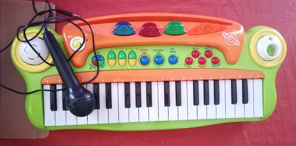 Claviatură electronică cu 37 clape.