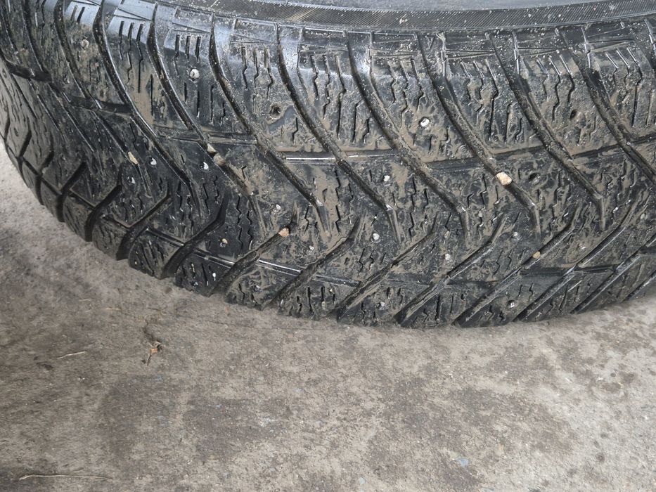 Продам зимнюю резину 225/65/17
