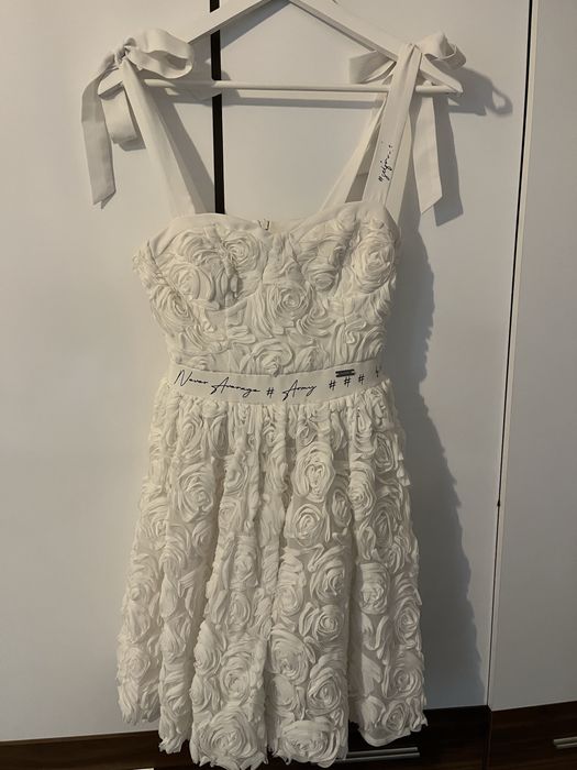 Рокля Alessa с фигурен силует и стилна визия