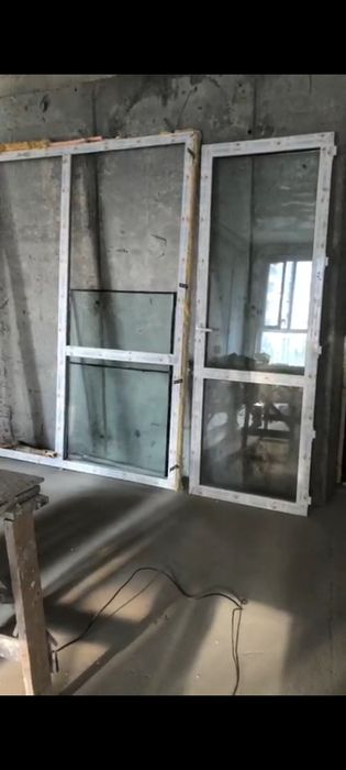 Продам пластиковая перегородка окно  с дверью