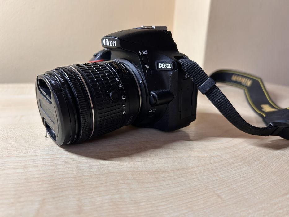 DSLR Nikon D5600 slab utilizat