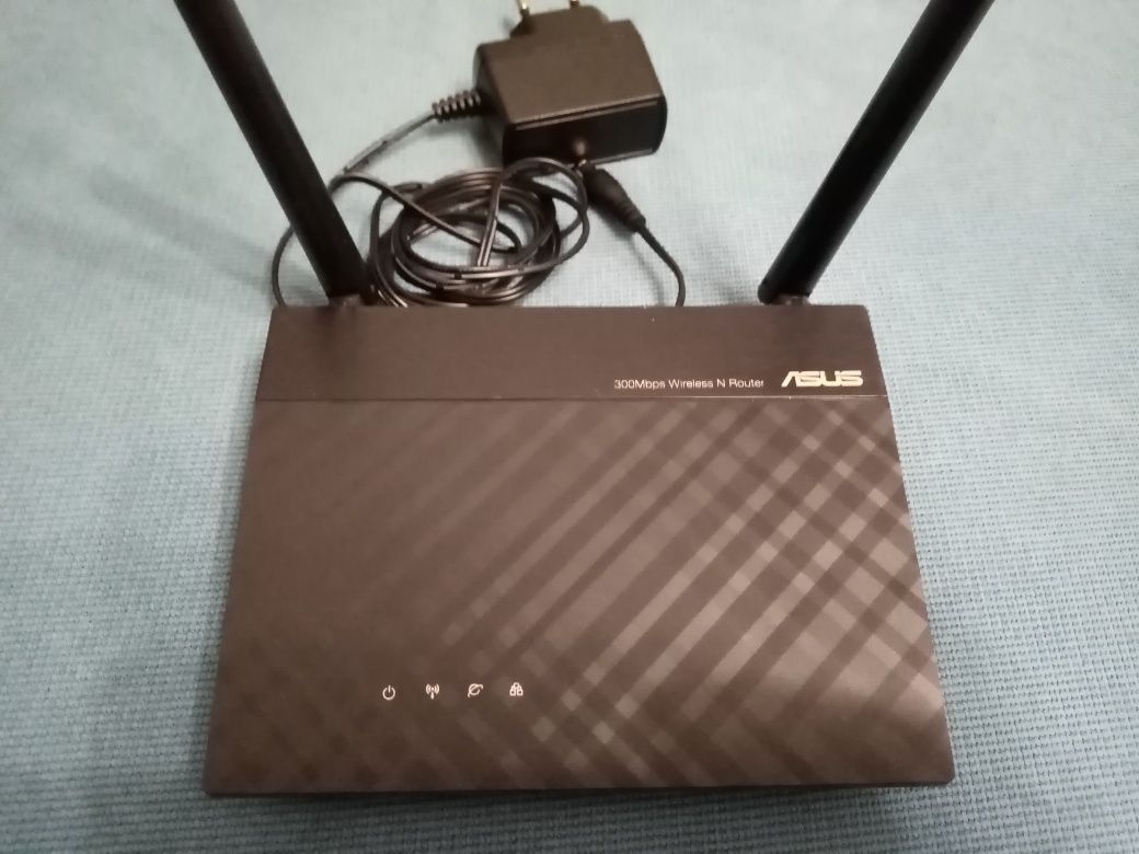 Vînd router wireless Asus