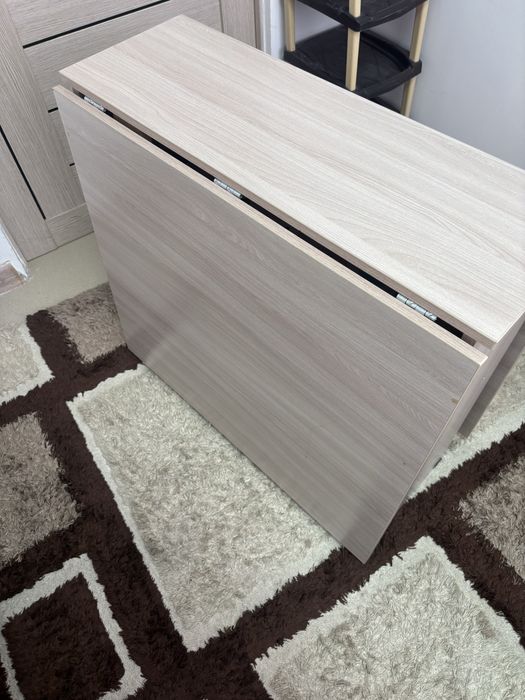 Продаю стол книжку