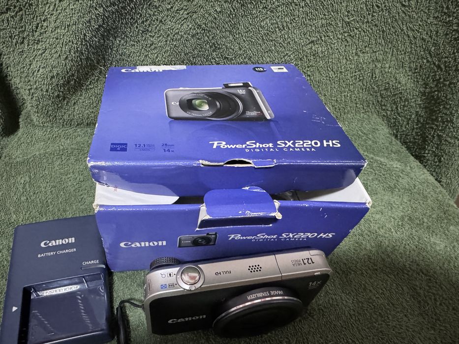 Canon PowerShot SX220 HS Digital Camera 14x Optical Zoom 12.1MP