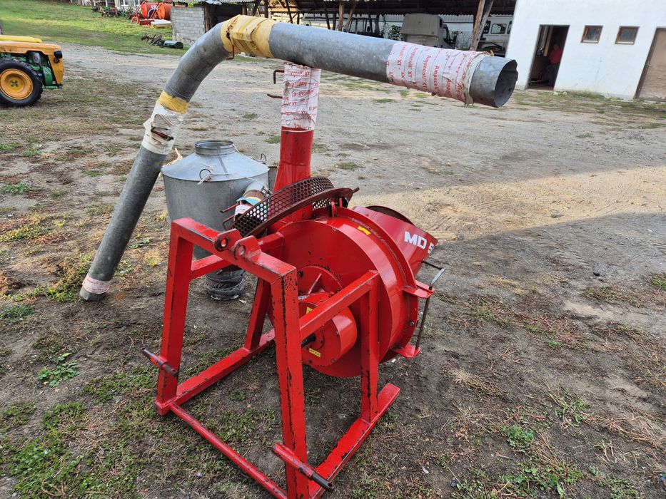 Moara de cereale după tractor