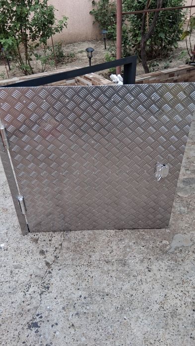 Vând capac pentru beci hidrofor canalizare.