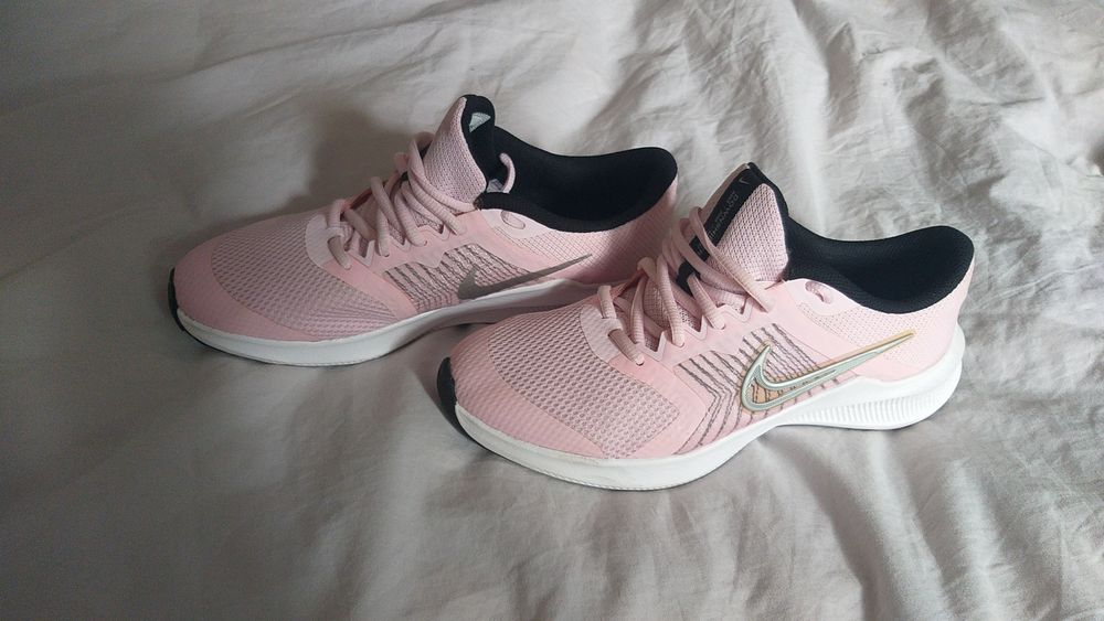 Vand adidasi nike nr 38 culoare roz