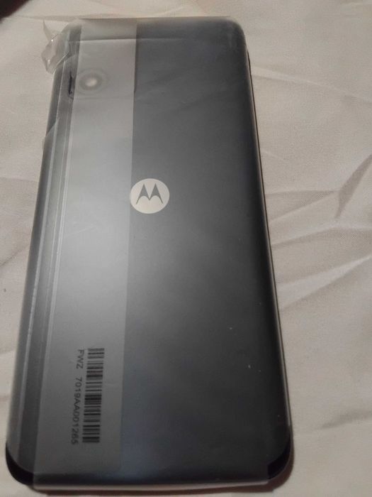 Чисто нов телефон Motorola e13