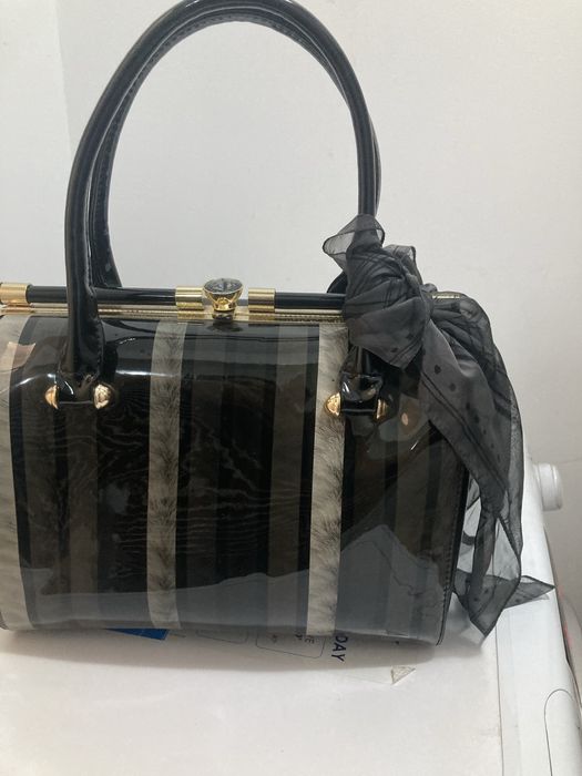 Лачена изцяло чанта.