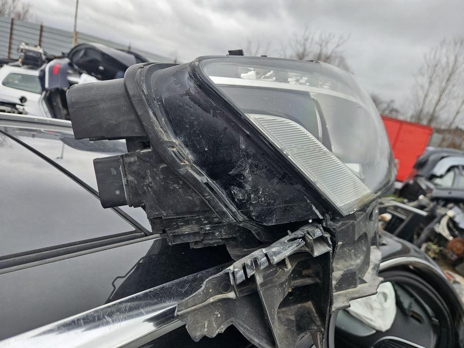 Десен ксенонов фар за Audi q5 2010god