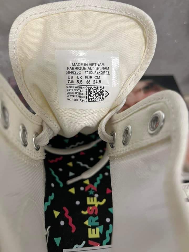 Летен модел дамски кецове на Converse.