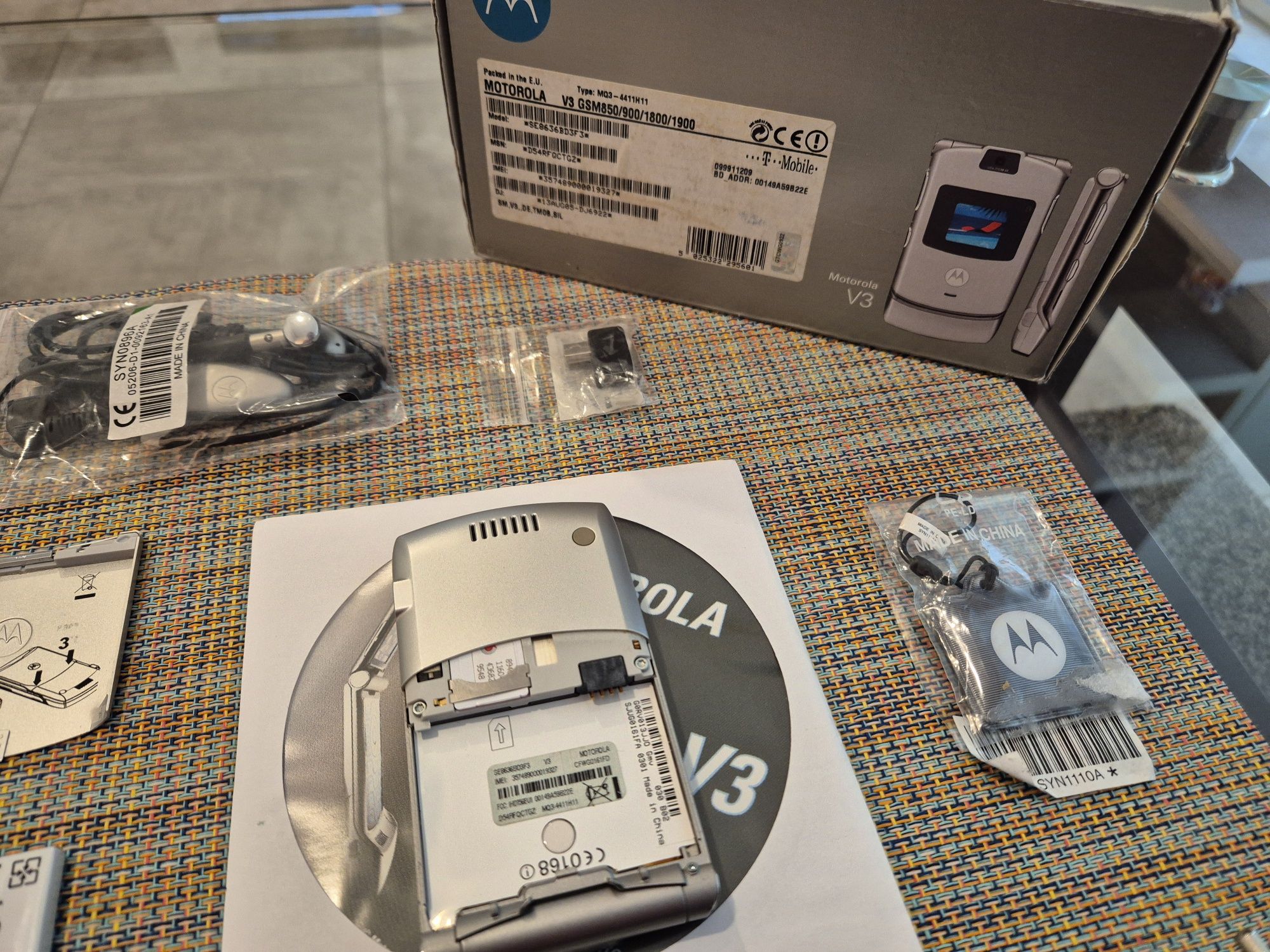 Motorola V3 full box, 10/10, acelasi IMEI peste tot, pentru colectie