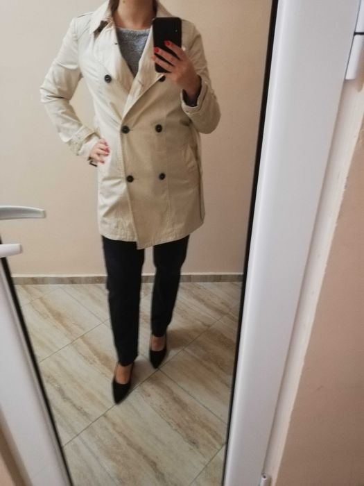 Светло бежово дамско манто Bershka