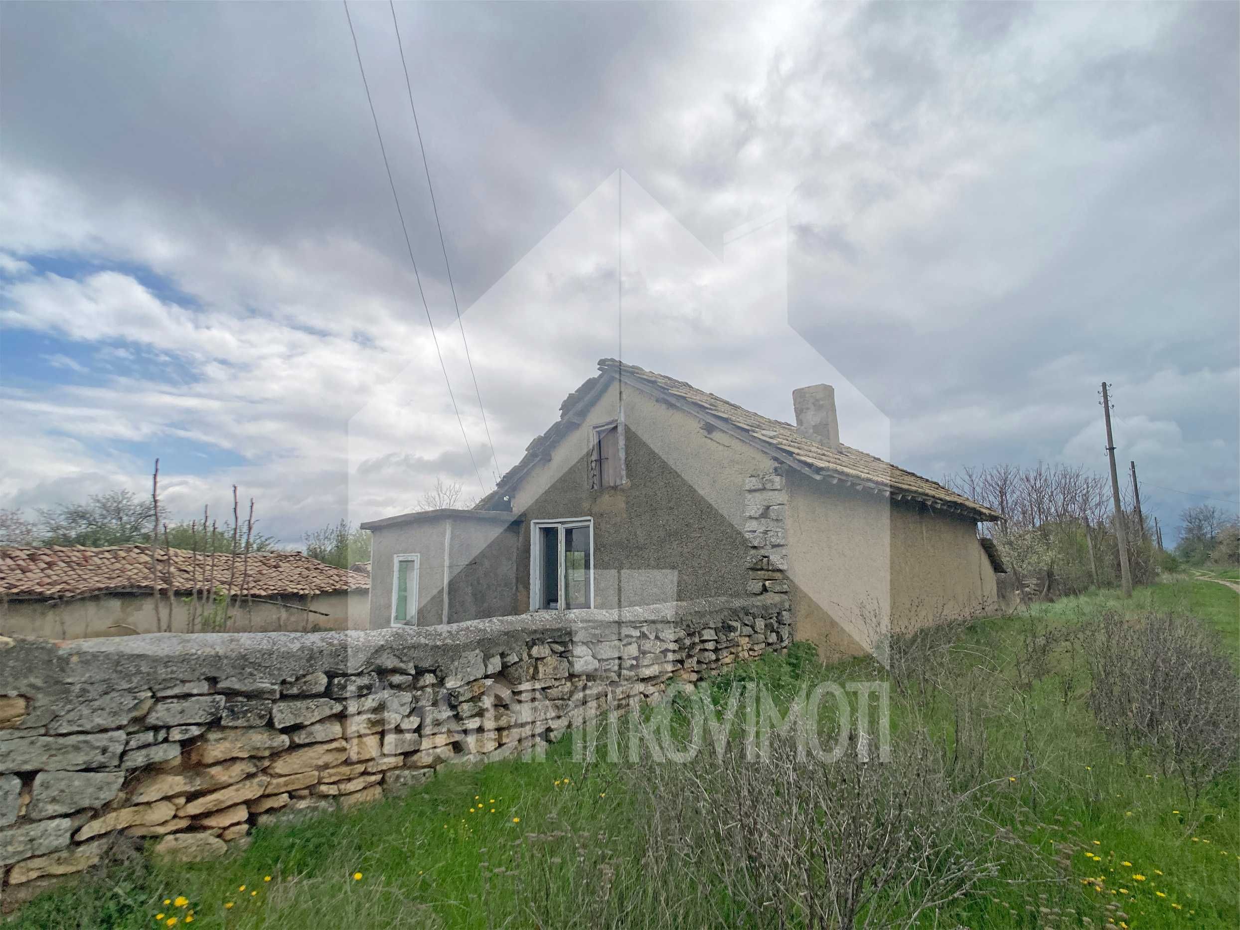ПРОДАВА тухлена къща с равен 1,2 ДКА ДВОР в с. Мировци (обл. Шумен)