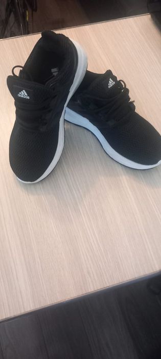Vând adidași marca adidas