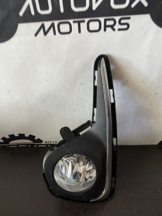 Proiector ceata stanga cu grila Toyota Yaris an 2014-2017