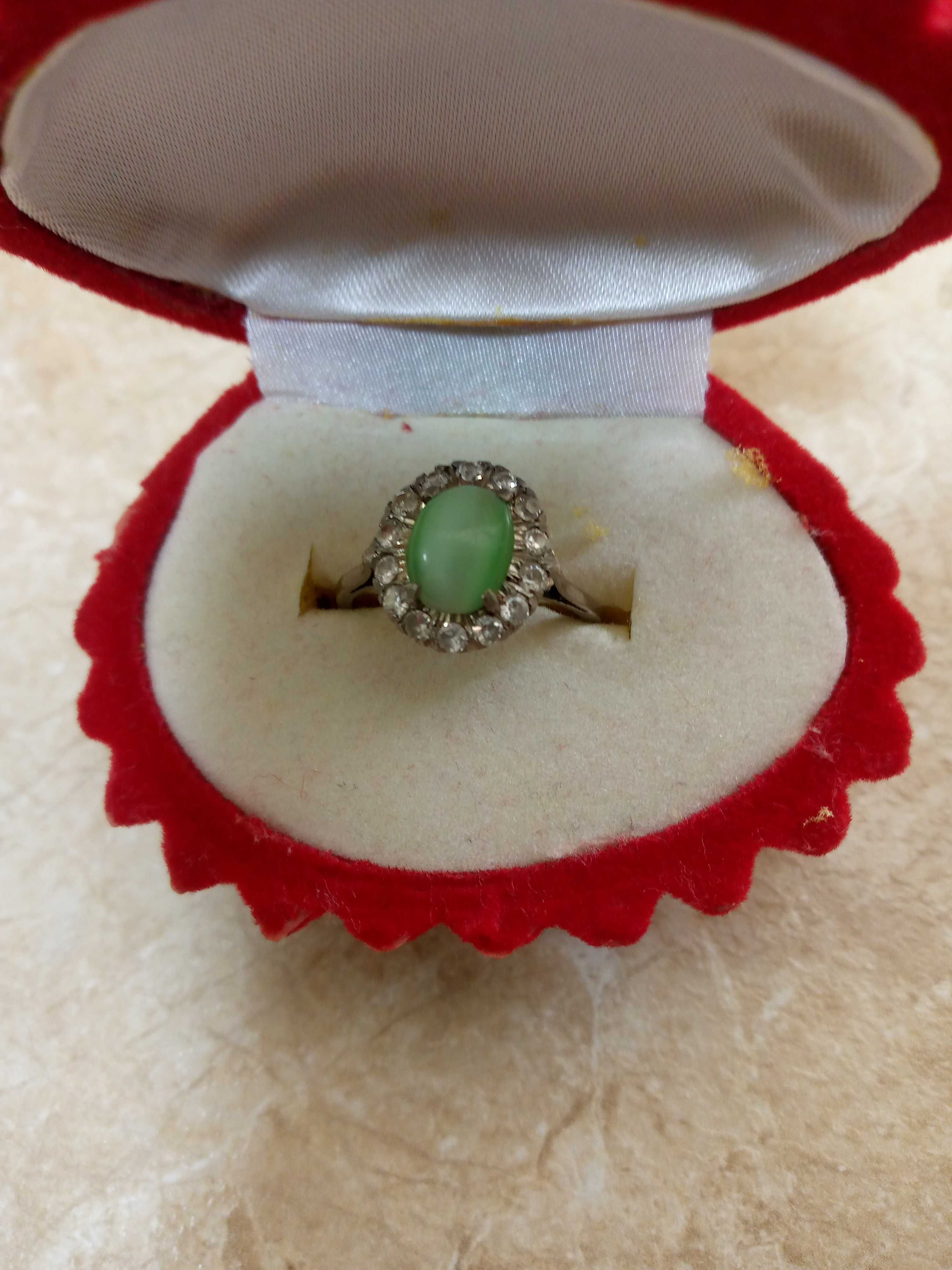 Кольцо серебро с советской пробой и зеленым камнем.
