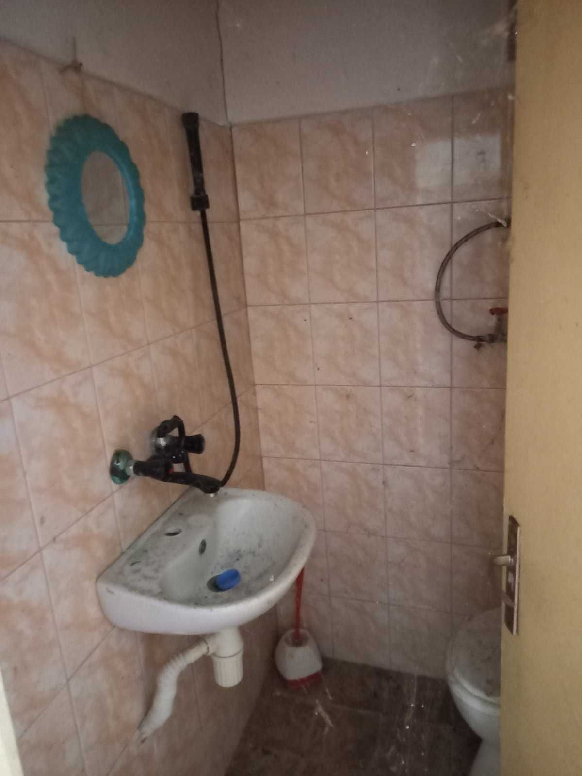 Къща с двор в село Маломир