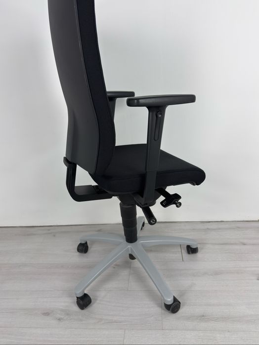 Ергономичен офис стол Dauphin който съчетава елегантен дизайн