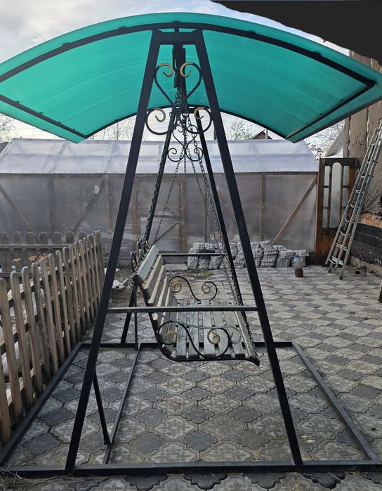 Качель с элементами ковки