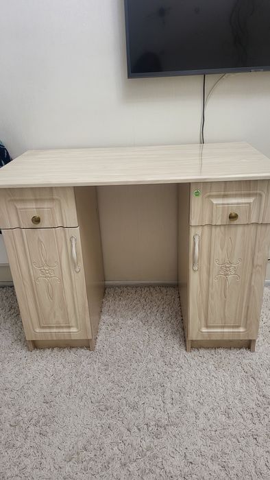 Продам столик , можно для макияжа