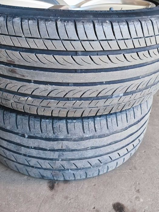 Vând anvelope 235/40R18